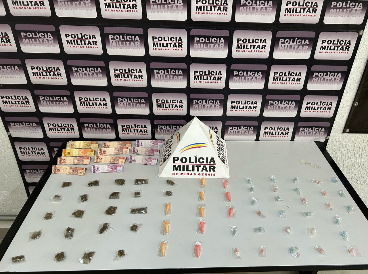 Militares encontraram 22 buchas de maconha, 11 pinos de cocaína e 29 pedras de crack
