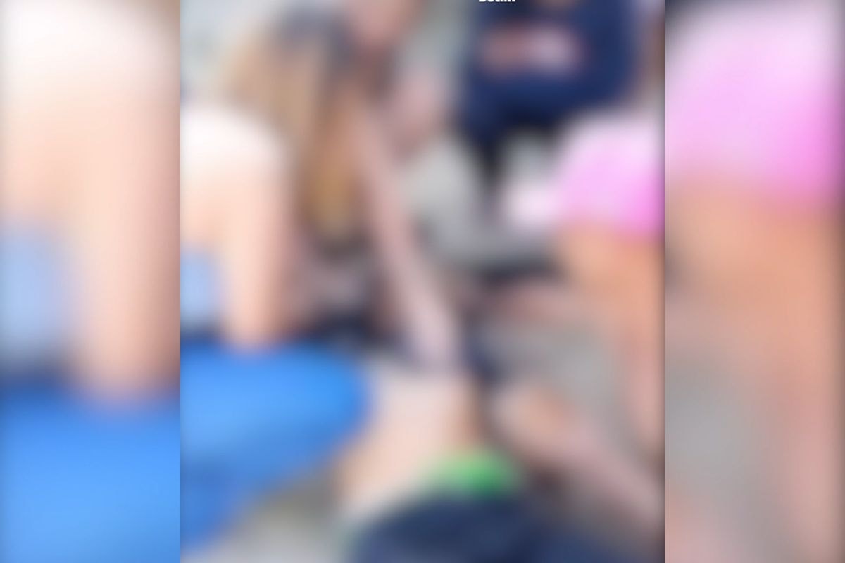Um vídeo com a vítima caída no chão, após ser baleada, circula nas redes sociais