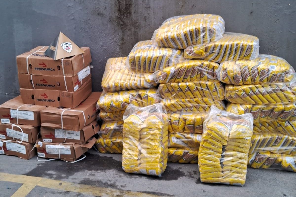 Material apreendido pela Polícia Militar no Bom Retiro: homem foi conduzido à delegacia, carga recolhida e veículo removido.
