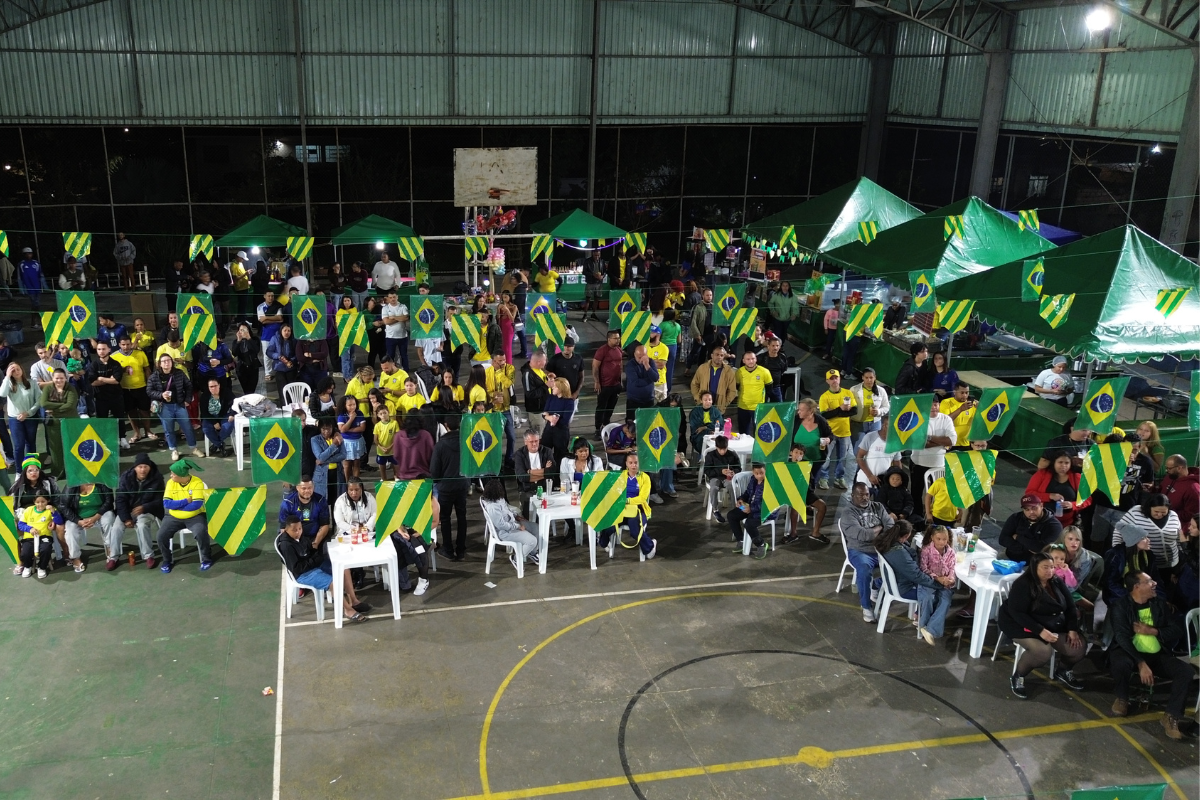 Portal da Copa, na Quadra do Monte Calvário, recebeu centenas de pessoas na estreia do Brasil no Mundial