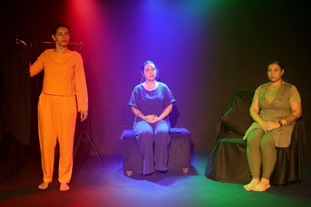 Monólogo é interpretado pelas atrizes Ana Paula Moreira, Mariana Buzelin e Mari Freitas