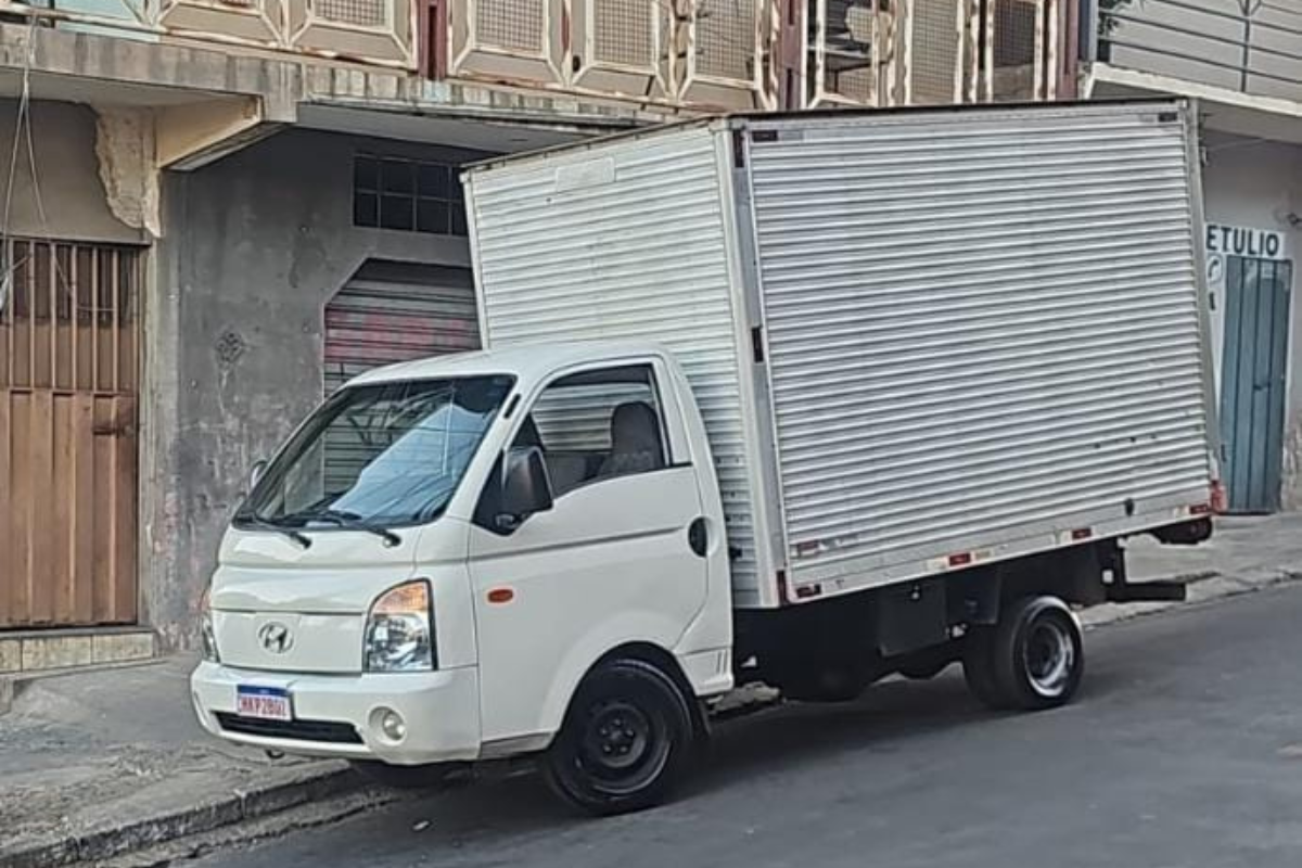 Caminhão-baú furtado é um Hyundai HR, de cor branca, pequeno porte e com rodagem dupla na parte traseira