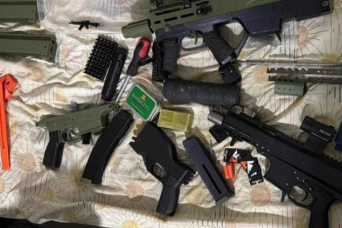 Diversos armamentos fabricados com impresso 3D foram apreendidos
