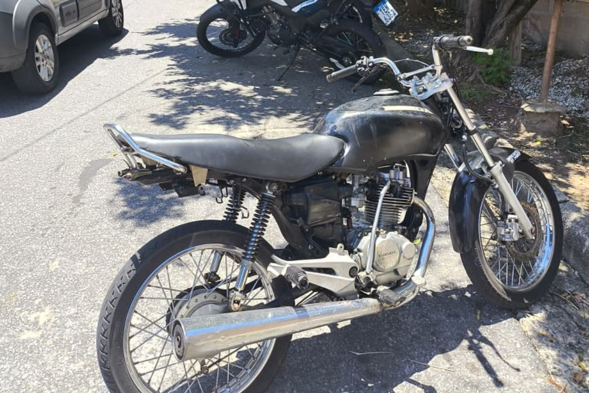 Motocicleta estava sem placa e sem retrovisores