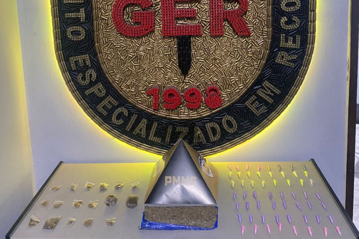 Foram apreendidos uma barra e 17 buchas de maconha, além de 56 pinos de cocaína 