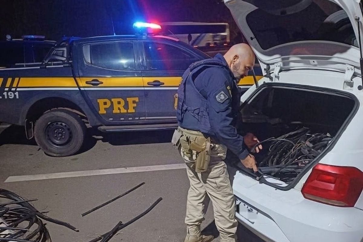 Cabos foram encontrados no interior de um Volkswagen Gol branco durante a fiscalização