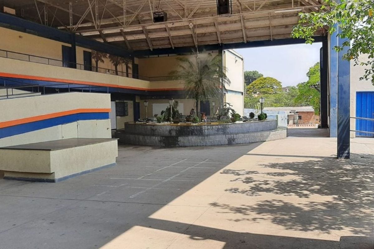 Diretor afirmou que os portões da escola foram fechados como medida preventiva