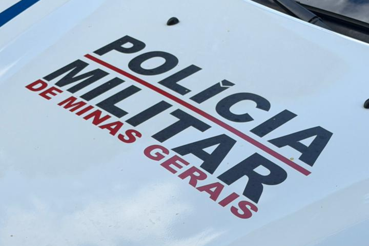 PM chegou a dar ordens de parada, mas suspeitos não obedeceram e seguiram fugindo em alta velocidade