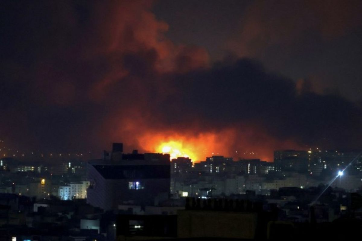 Fumaça e fogo sobem do local de ataques aéreos no Aeroporto Internacional de Mehrabad, em Teerã, em 7 de março de 2026