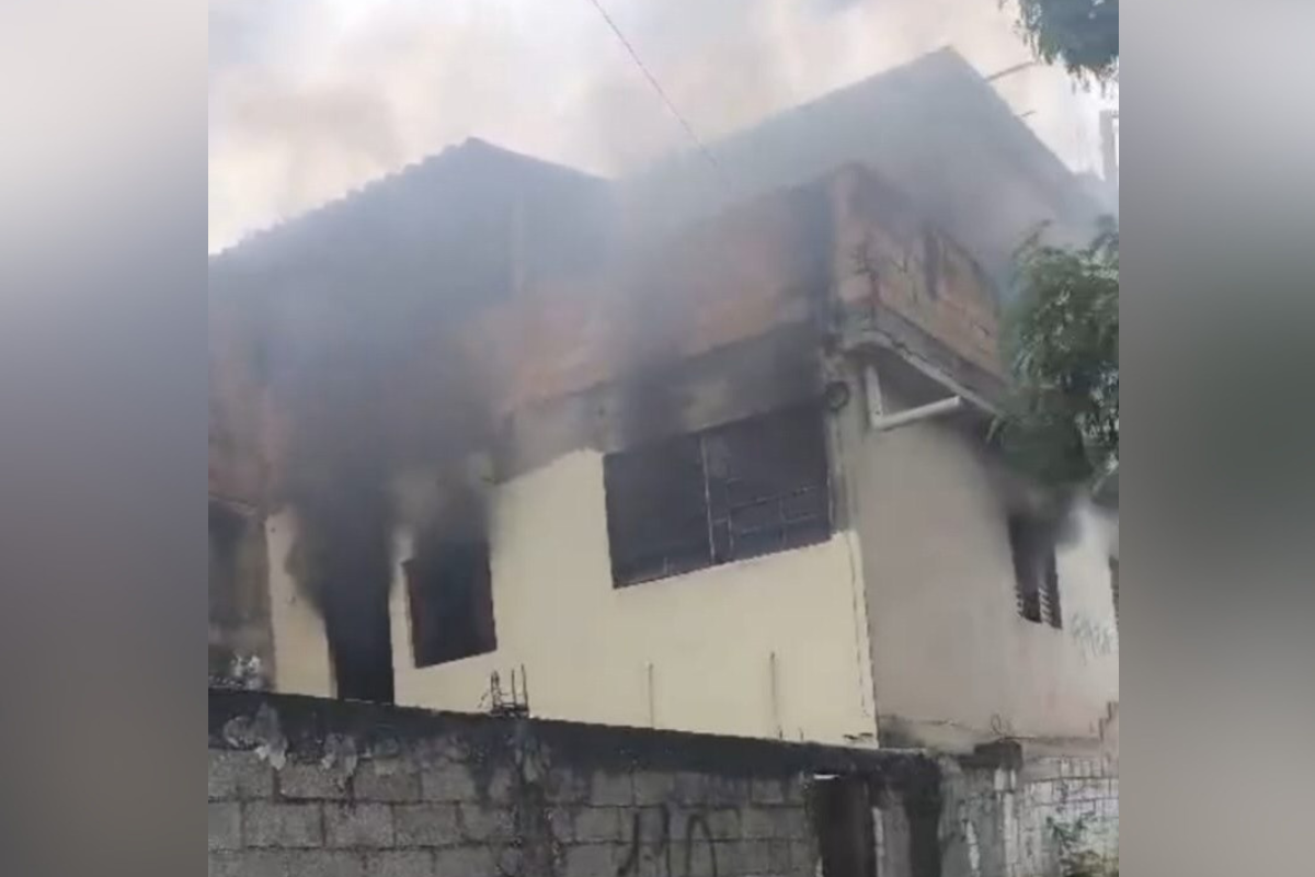 Moradora do imóvel teria ateado fogo na cama