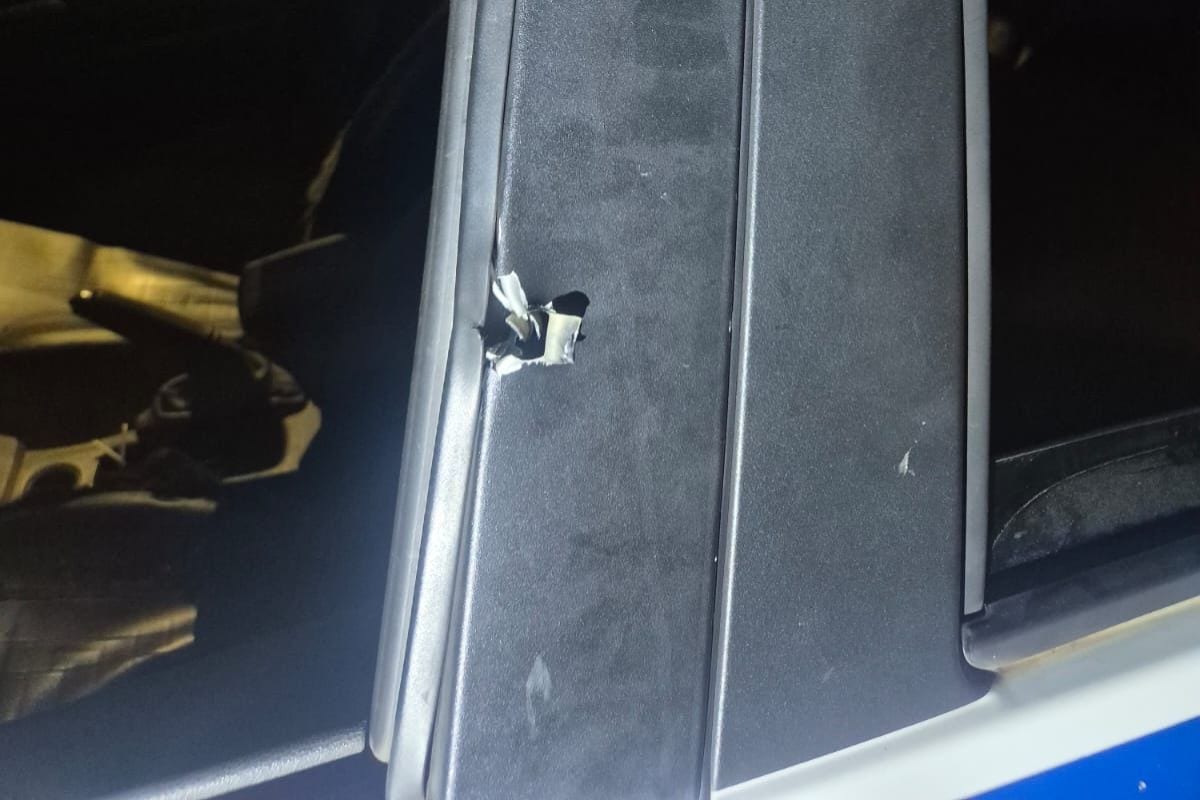 Ocupantes do veículo efetuaram disparos contra os policiais, que revidaram; na troca de tiros, a viatura acabou sendo atingida