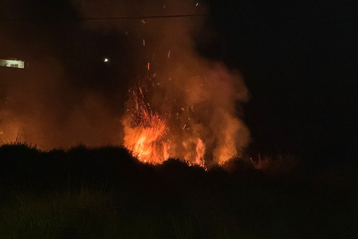 Equipes da Defesa Civil do município e do Corpo de Bombeiros foram acionadas para o local e conseguiram debelar as chamas rapidamente