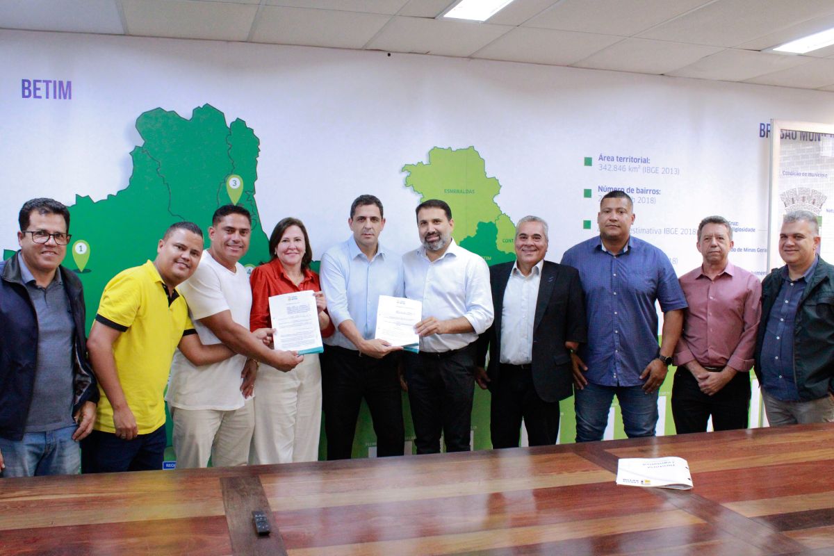 Entrega simbólica da reforma foi feita pela base a Heron Guimarães nessa quinta-feira (29); projeto foi aprovado por unanimidade