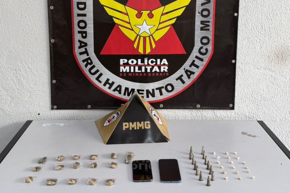 um dos militares encontrou, dentro de uma sacola colocada no cesto de lixo do banheiro, materiais que aparentavam ser entorpecentes