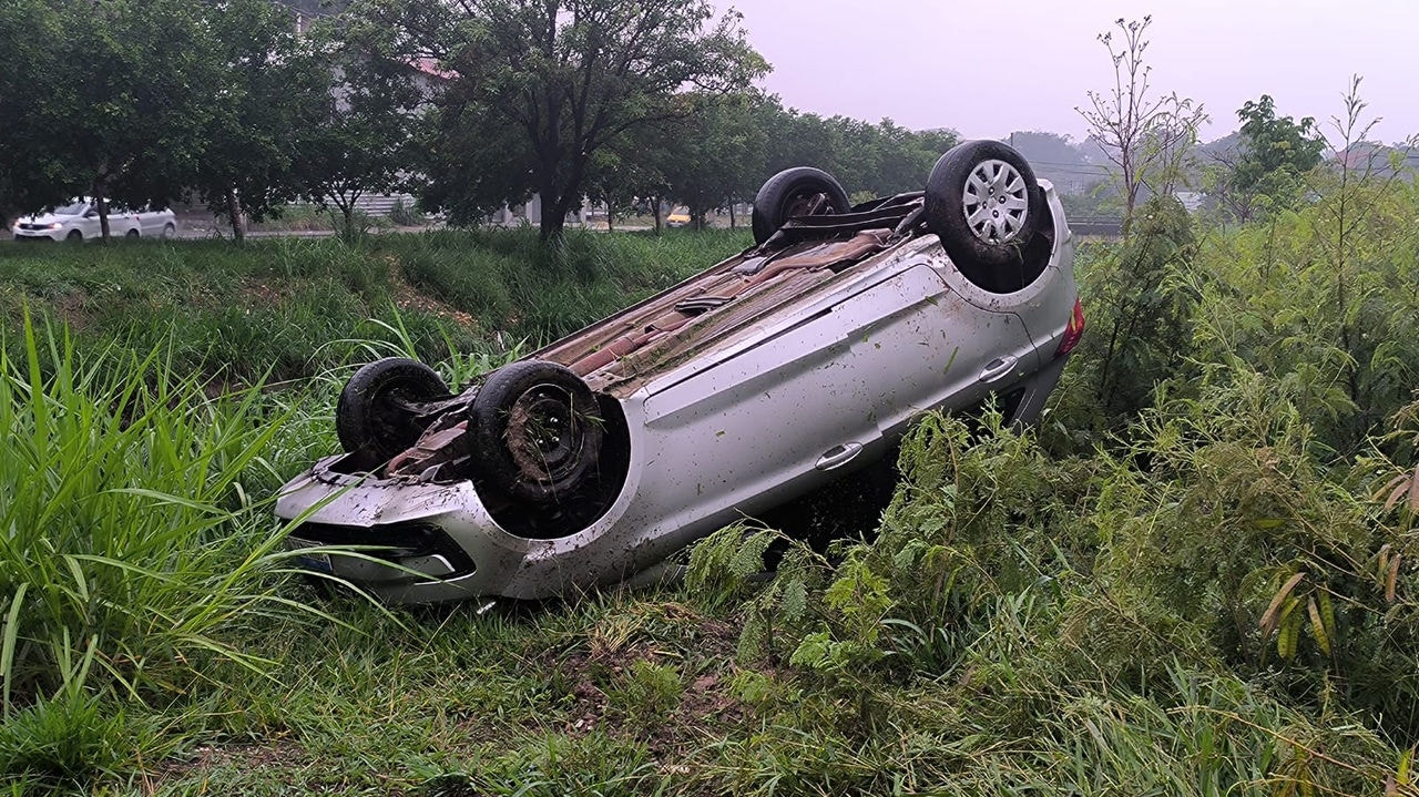Motorista capotou o carro na avenida Marco Túlio Isaac, no Chácara