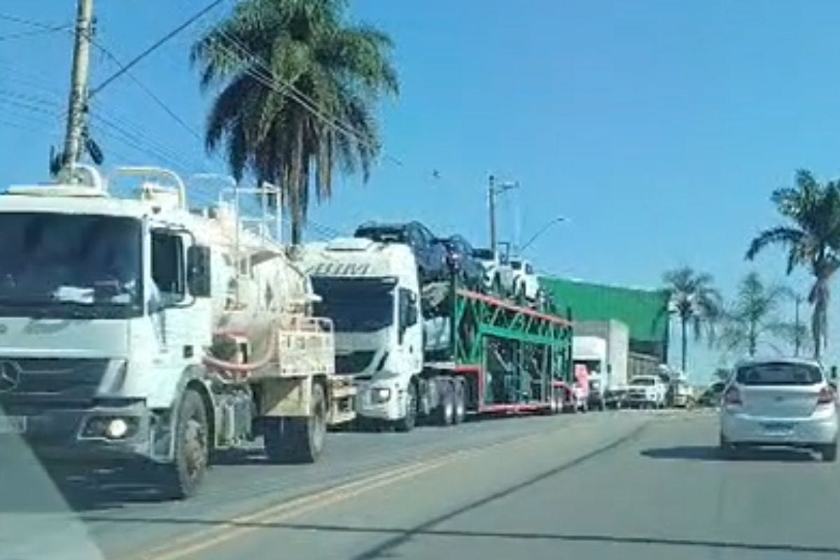 Ainda não há previsão para a retirada do veículo nem para a liberação total da via