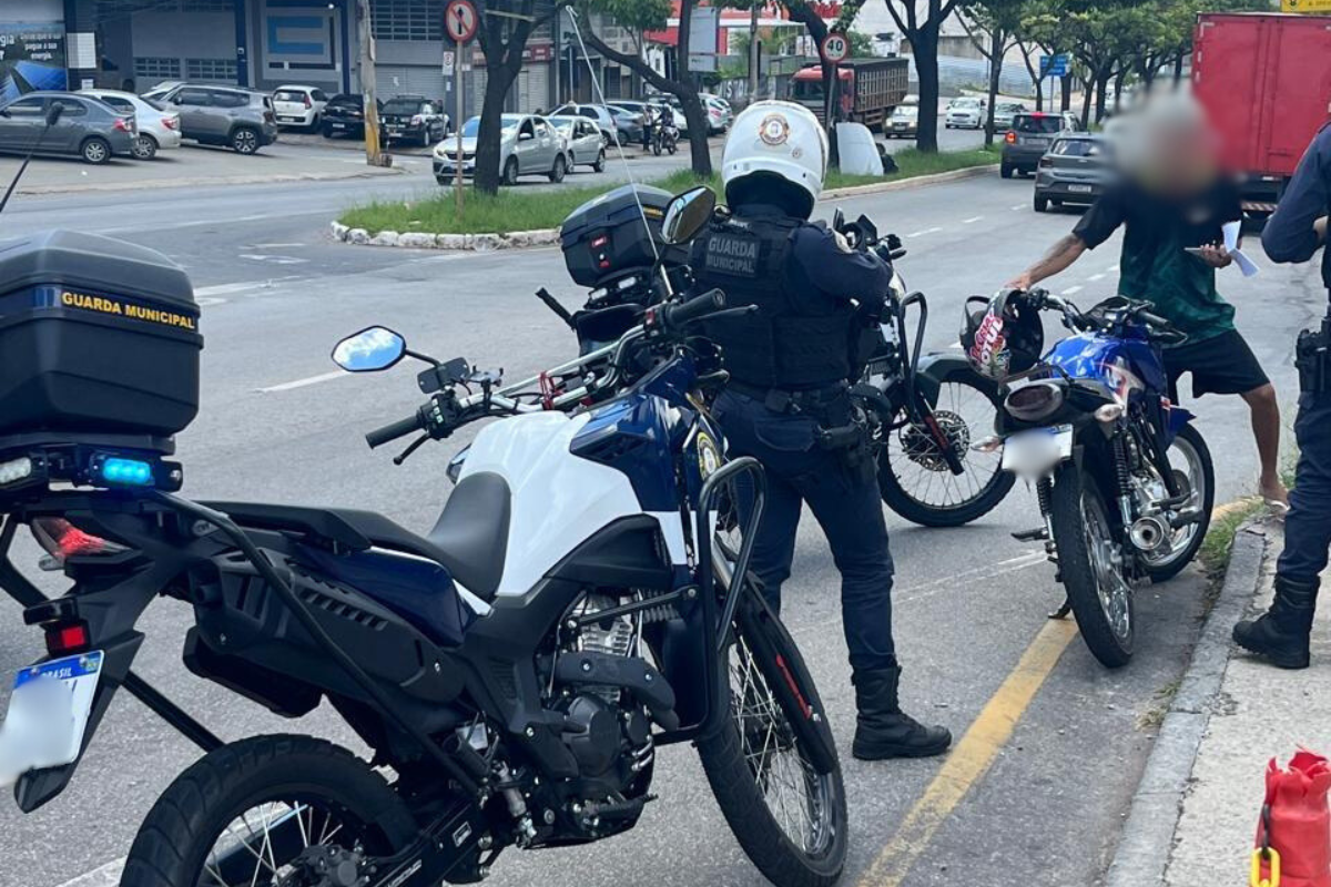 Diante das irregularidades, a motocicleta foi apreendida e removida para um pátio credenciado