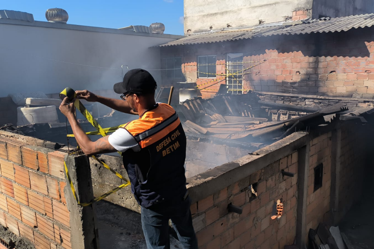 Entidades não sabem como incêndio começou, acreditam que acúmulo de materiais na residência seja fator predominante para alastramento das chamas