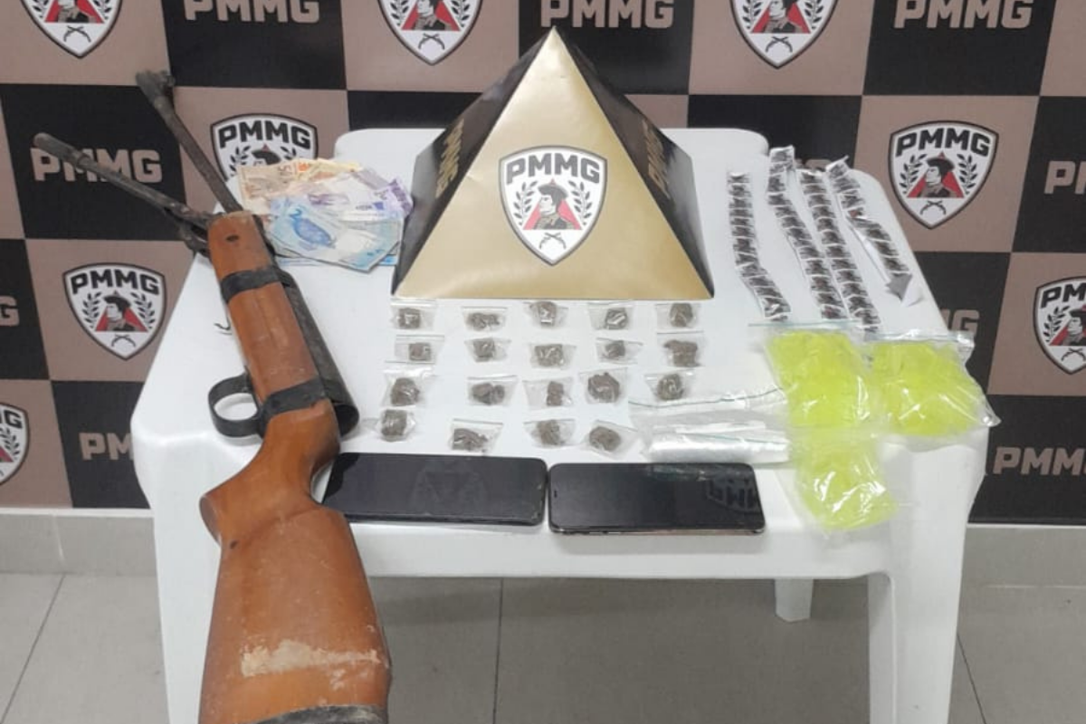 Foram apreendidos três pinos de cocaína, dois aparelhos celulares, uma espingarda de chumbinho, R$ 120 e materiais usados para dolagem
