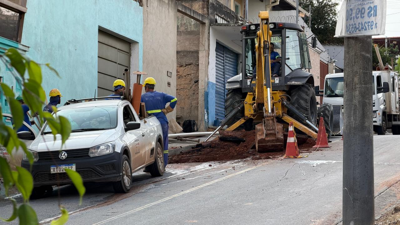 Equipes da Copasa atuam na rua Júlio César de Freitas, no Bom Retiro, nesta sexta (22/5)