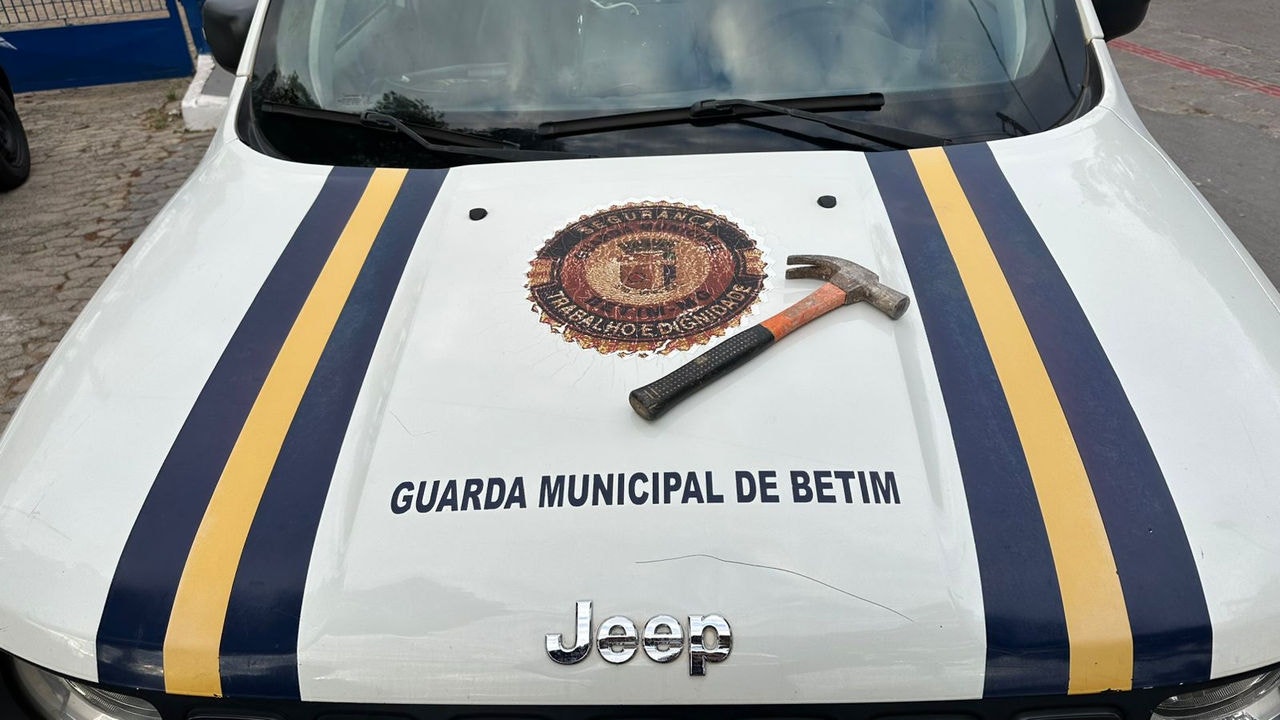 Os dois envolvidos e o martelo utilizado na agressão foram encaminhados à Delegacia de Polícia Civil