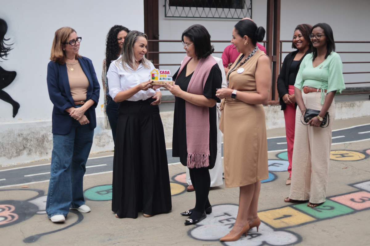 Na Casa do Autista a comitiva recebeu uma homenagem da coordenadora-geral do espaço, Dryca Moreira