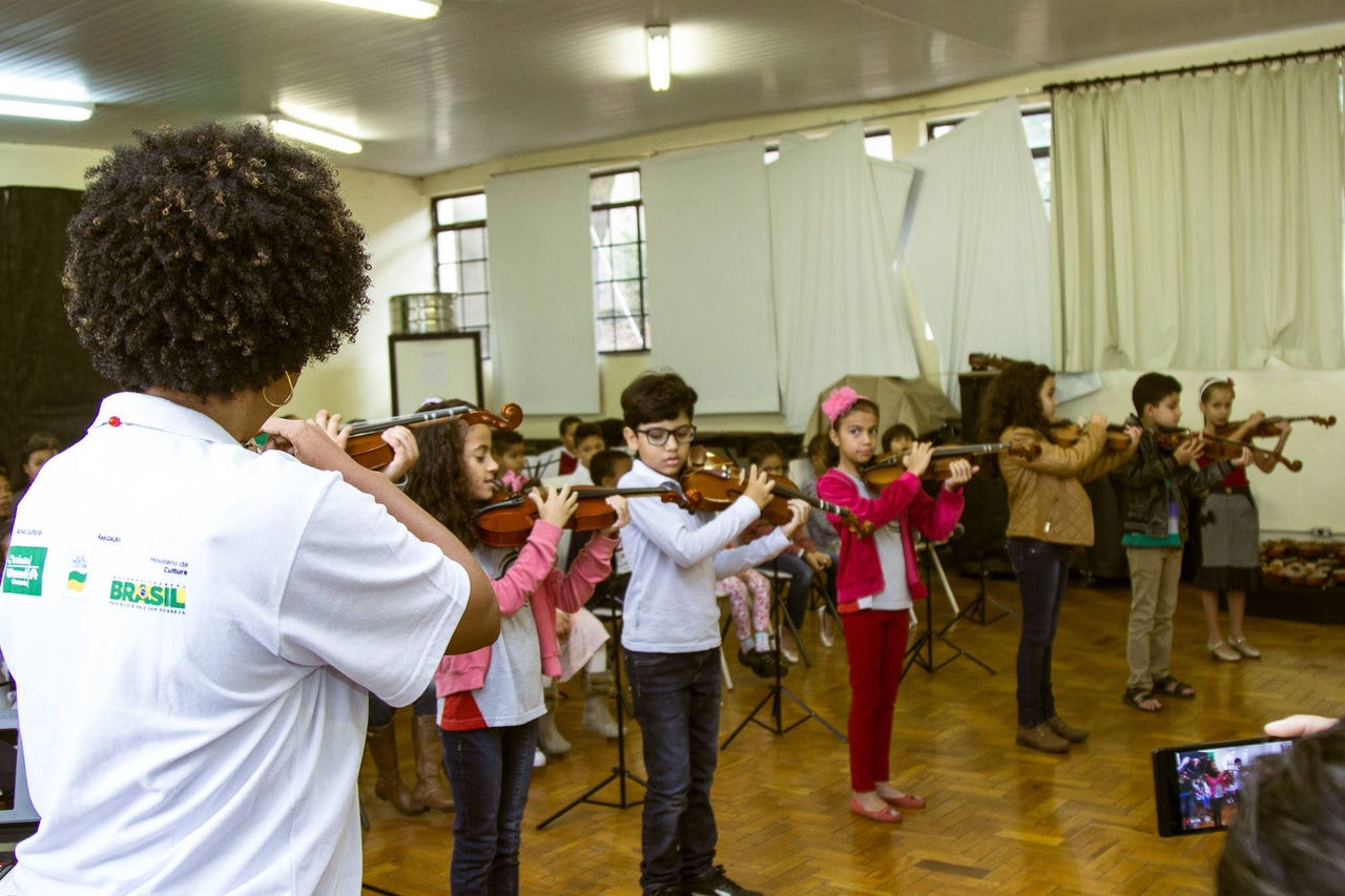 Cursos de musicalização oferece aulas teóricas e práticas de música, canto e instrumentos musicais, além de estimular a capacidade comunicativa e a convivência social dos participantes