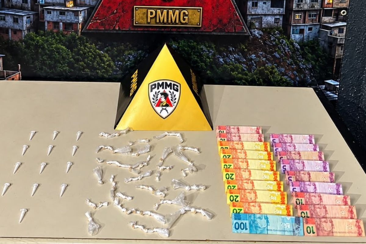 68 pedras de crack, 13 pinos de cocaína e R$ 320 em dinheiro foram apreendidos em ocorrência no bairro Parque Batismal, na região do Sítio Poções