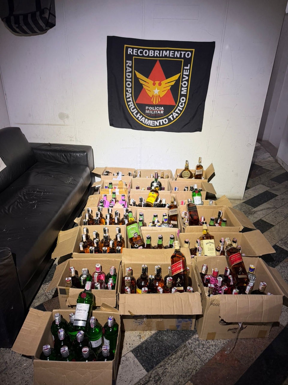 Garrafas de bebida alcoólica de diversas marcas foram encontradas dentro de um apartamento no bairro São Jorge