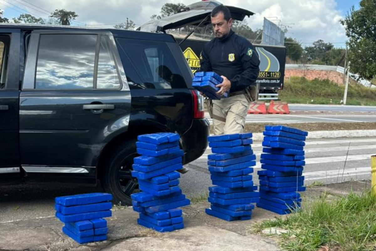 No porta-malas, os agentes encontraram dezenas de tabletes de maconha prensada, com valor estimado em R$ 800 mil. O carro estava com a placa clonada.