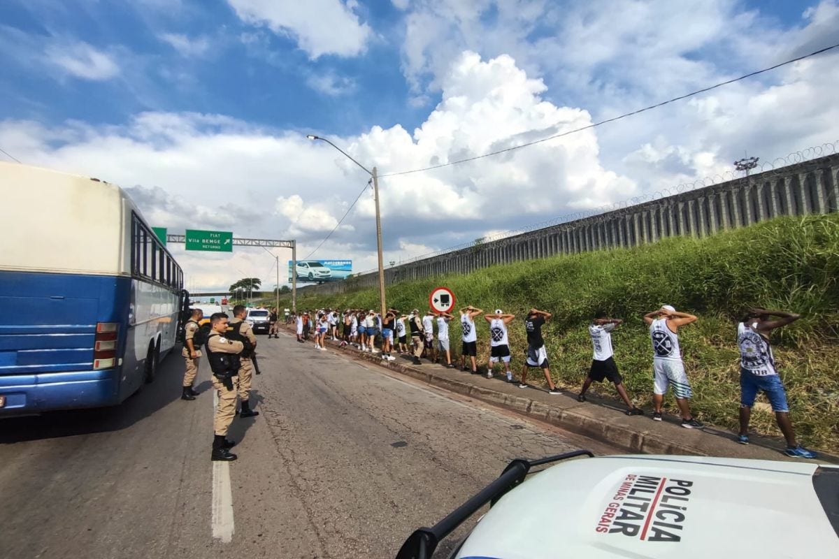 Abordagem ocorreu na altura da passarela que liga o bairro Jardim Teresópolis à fábrica da Stellantis