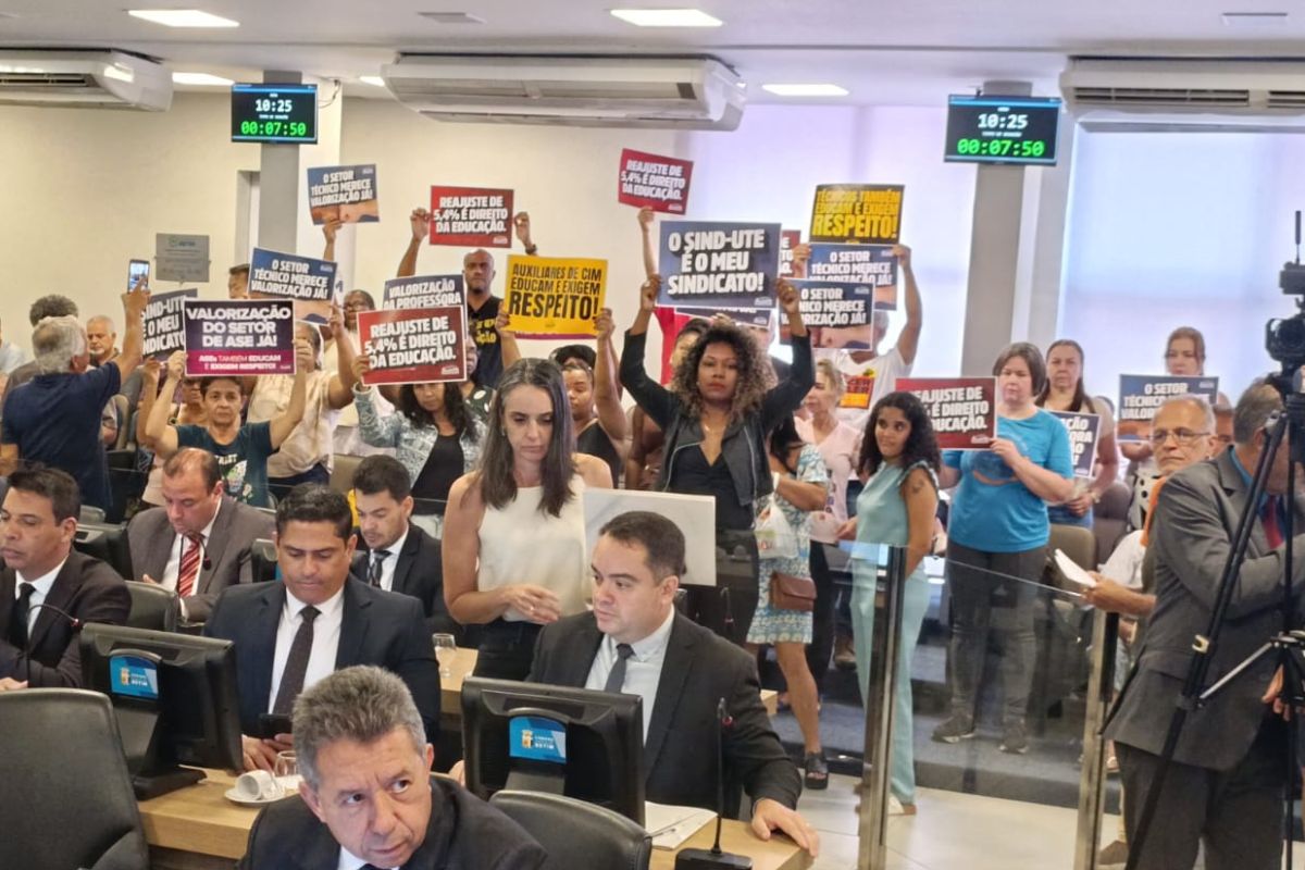 Educadores fizeram a mobilização na Câmara na reunião ordinária desta terça (7)