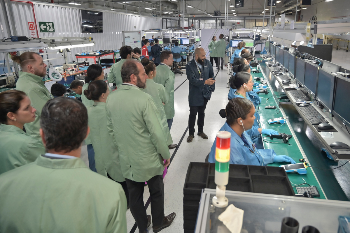 Durante inauguração, nesta quarta (6), convidados, entre autoridades e jornalistas, fizeram uma visita à fábrica, instalada no bairro Jardim Alterosas 1ª Seção 