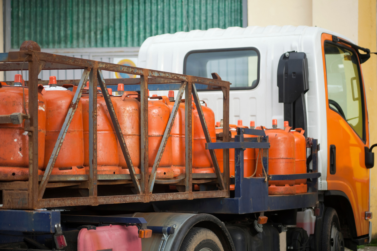 Caminhão que transportava botijões acabou descendo a via e se chocando contra muro de residência no Amazonas