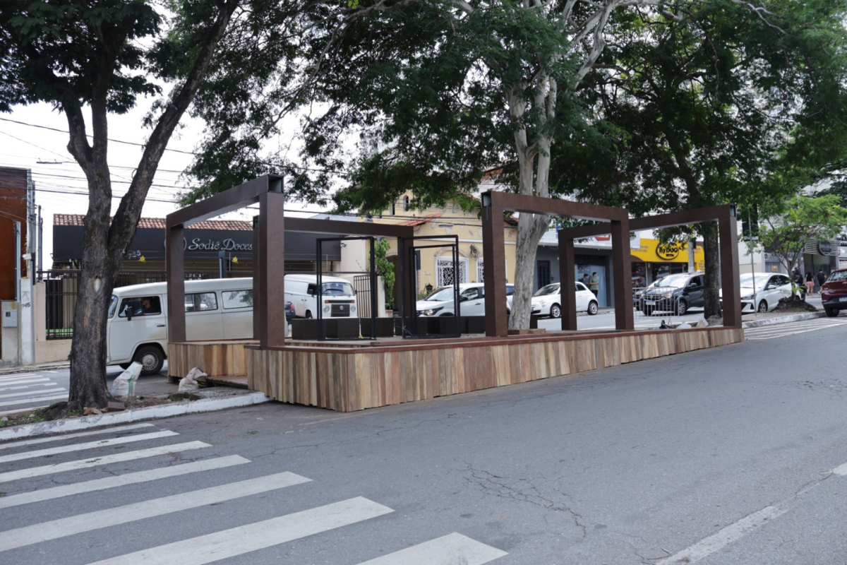 Estações possuem painéis translúcidos com ilustrações, mosaicos e grafismos inspirados na arte sacra dos vitrais