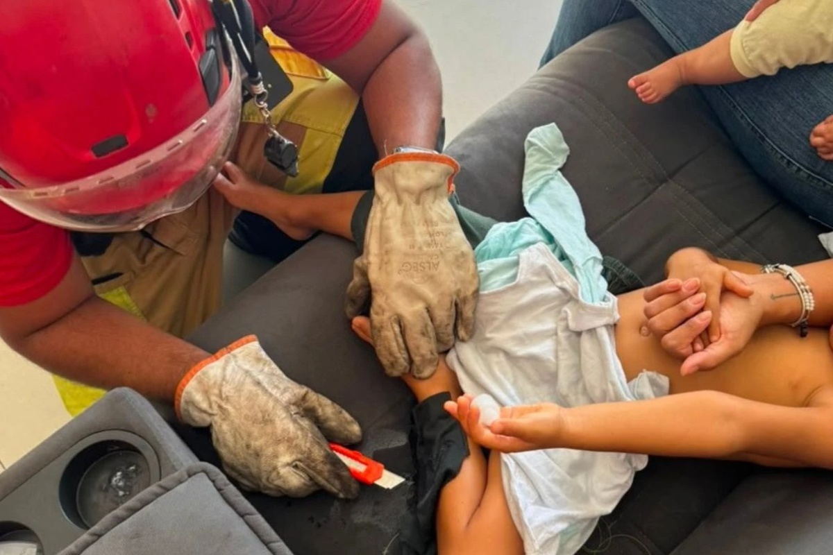 Susto pelo qual passou a família de uma criança de 3 anos que ficou grudada no sofá com supercola 