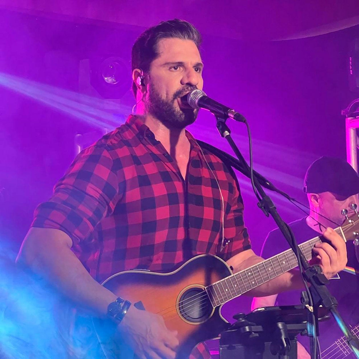 O multi-instrumentista e cantor Marcelo Rakar se apresenta neste sábado em Betim