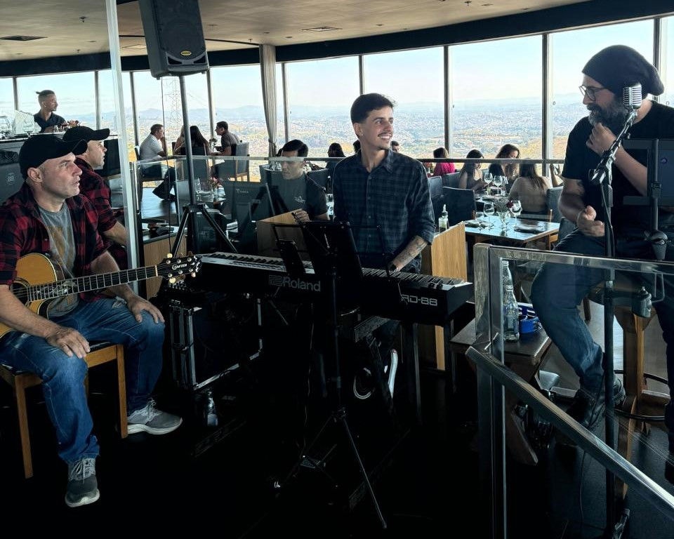 Bruno Bizzoni (vocal), Júlio César (violão) e Gustavo Amaral (piano) são os integrantes da banda Hit