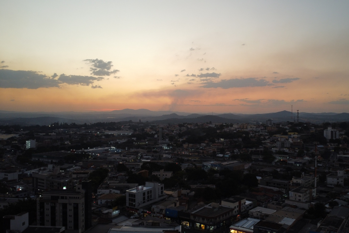 Aviso destaca o risco de incêndios florestais e danos à saúde