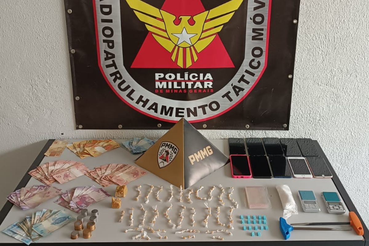 Na casa em que os homens estavam foram encontrados drogas, dinheiro, balanças de precisão, chaves micha e material para dolagem