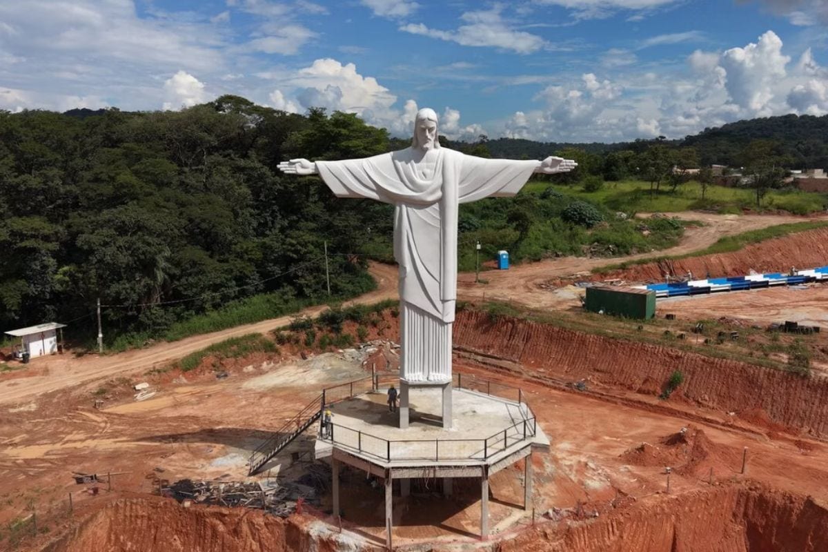 Obra com cerca aproximadamente 80 toneladas se destaca pelos detalhes, tornando-se um dos elementos visuais centrais do parque