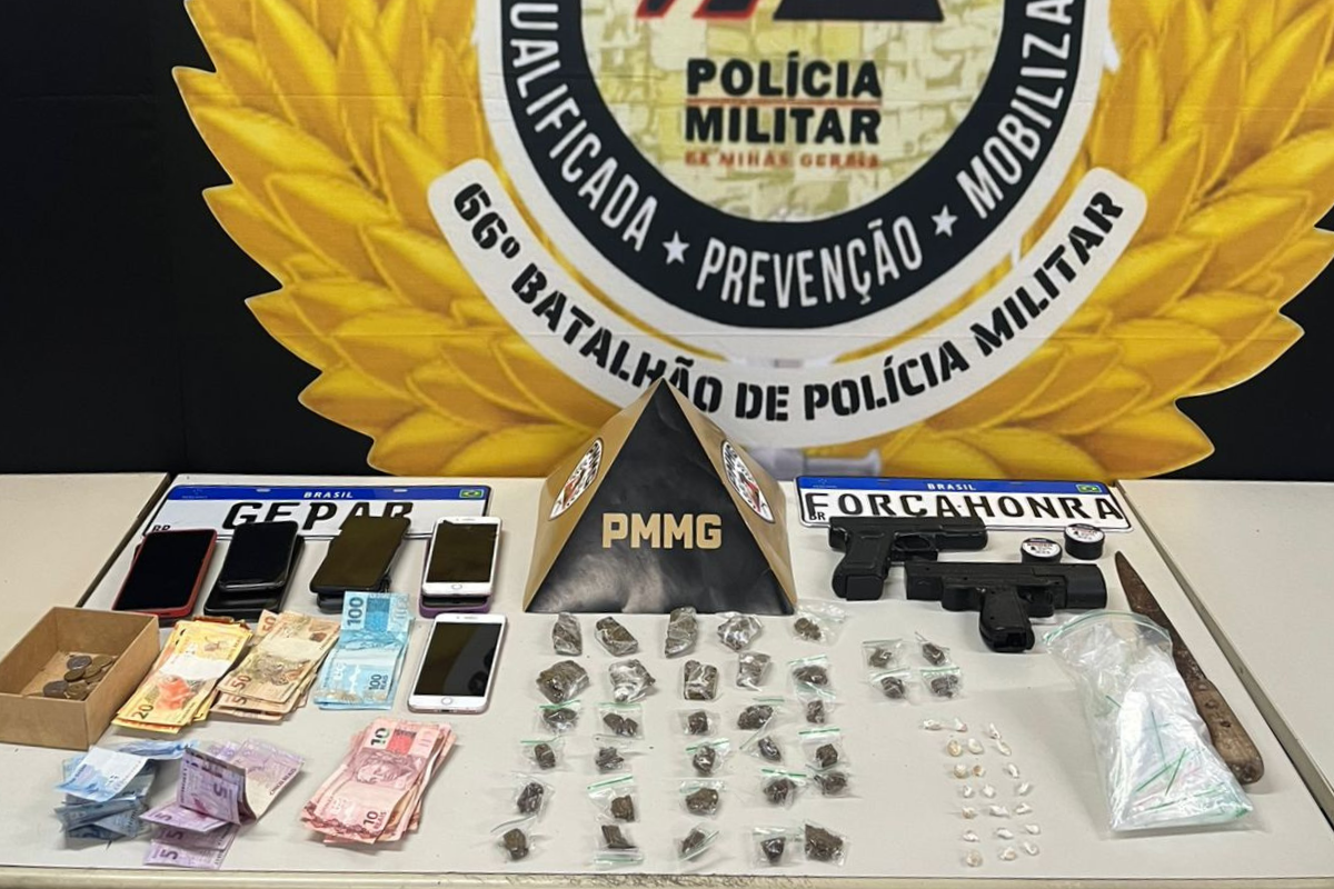 Militares apreenderam 34 buchas de maconha, 21 pedras de crack, dois simulacros de arma de fogo, um facão, nove telefones celulares e R$ 1.160 em dinheiro
