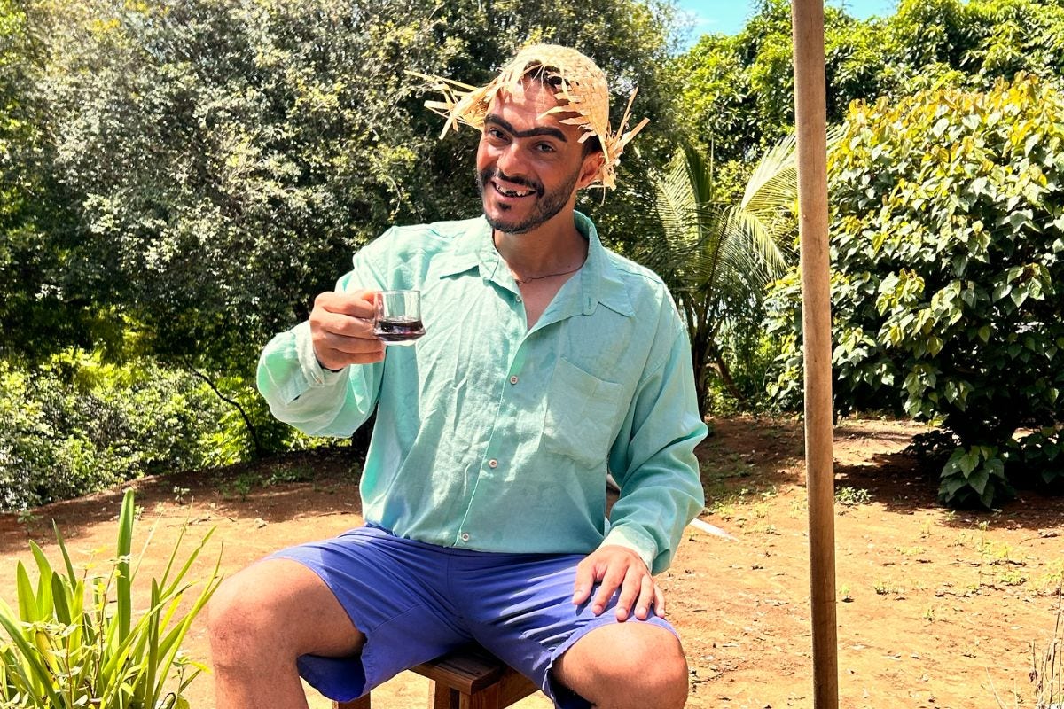 Chananeco é reconhecido por sua capacidade de provocar riso por meio da simplicidade narrativa e da observação aguda do cotidiano