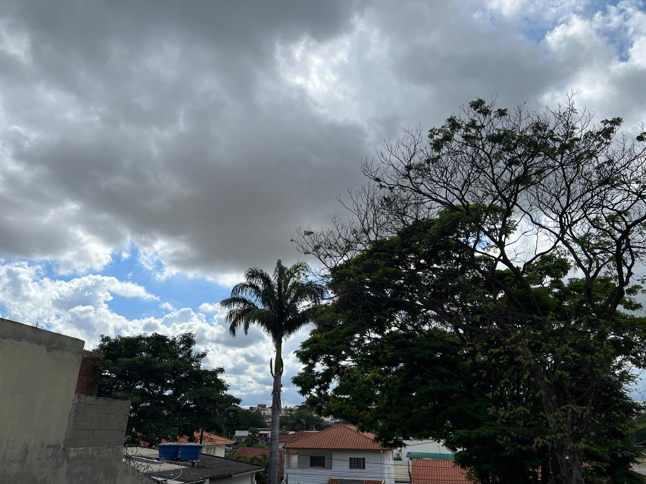 Céu amanheceu carregado