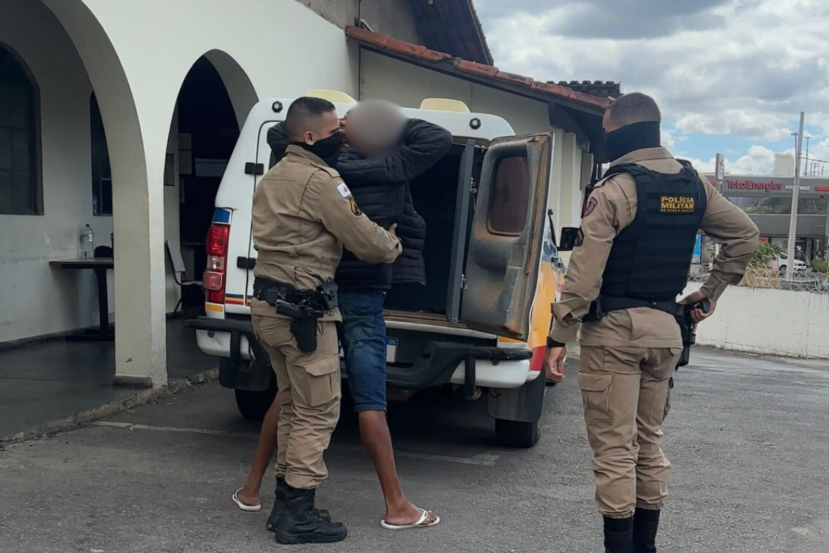 A Polícia Militar informou que o homem possui passagens anteriores por receptação e agressão