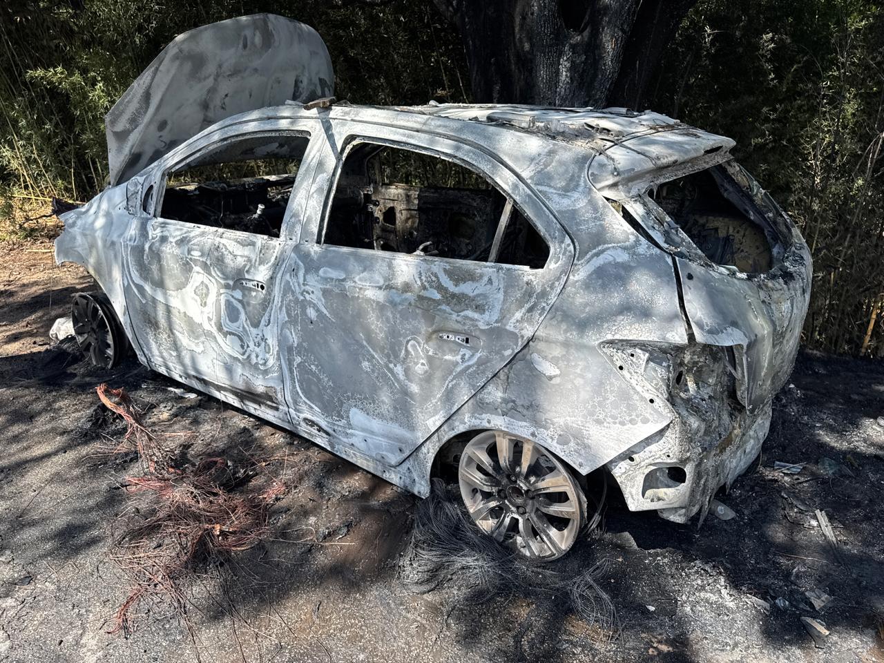 Motorista disse que não sabe o que aconteceu, apenas ouviu um barulho e viu a fumaça