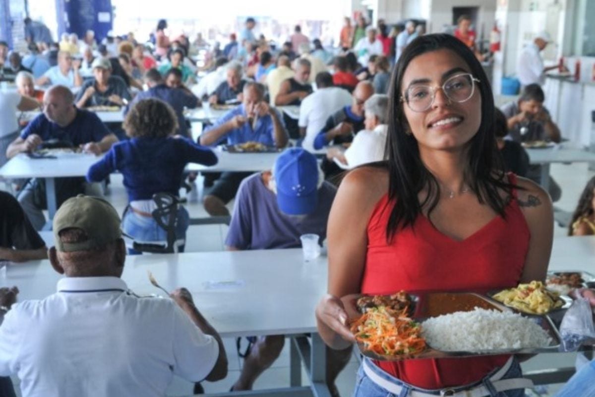 Almoço terá arroz branco, feijão carioca, farofa tropical e filezinho suíno; para os vegetarianos, será oferecida a alternativa de ovos mexidos