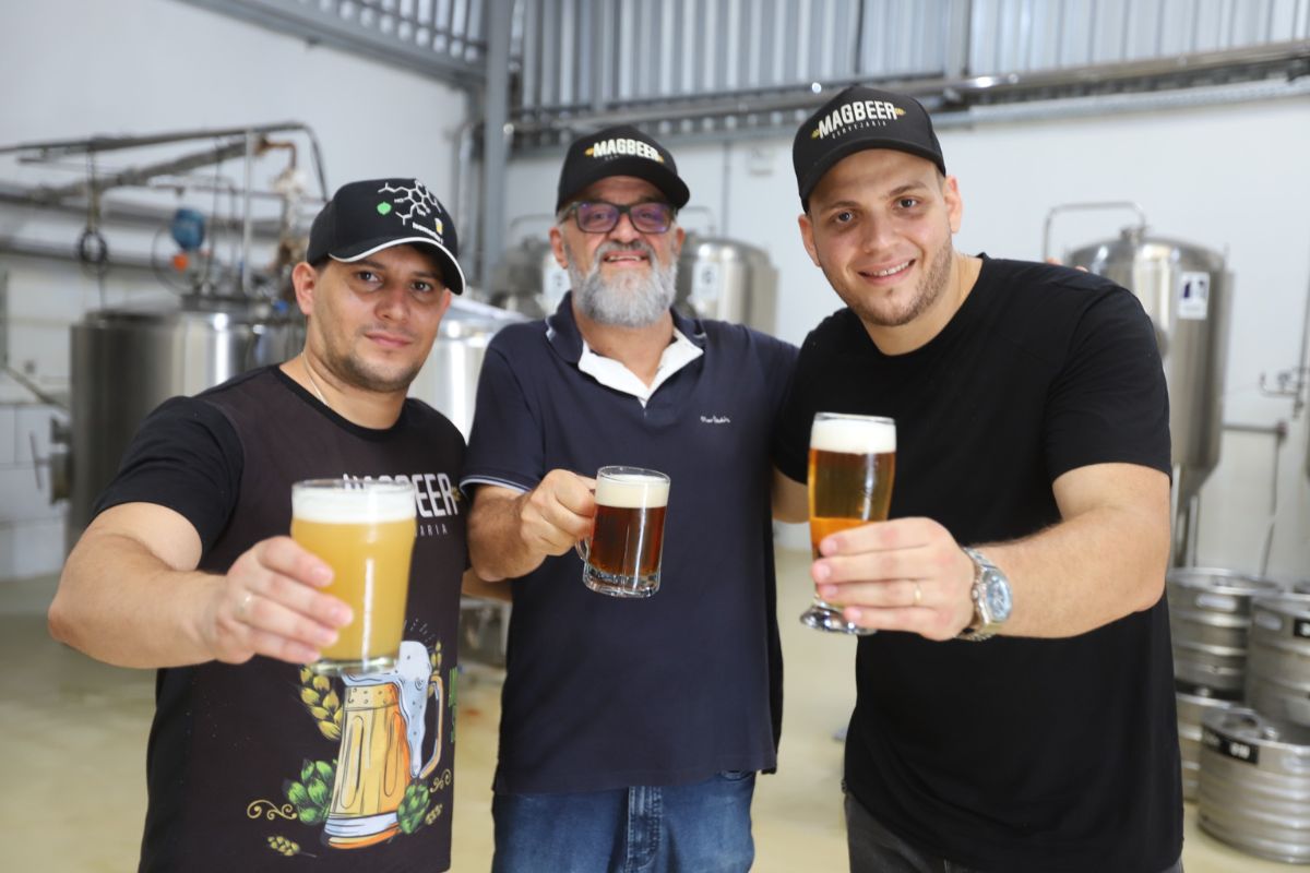 Alex Lupulado, mestre cervejeiro; Mateus Cristovam de Magalhães, proprietário da Magbeer; e Samuel Magalhães, filho de Mateus
