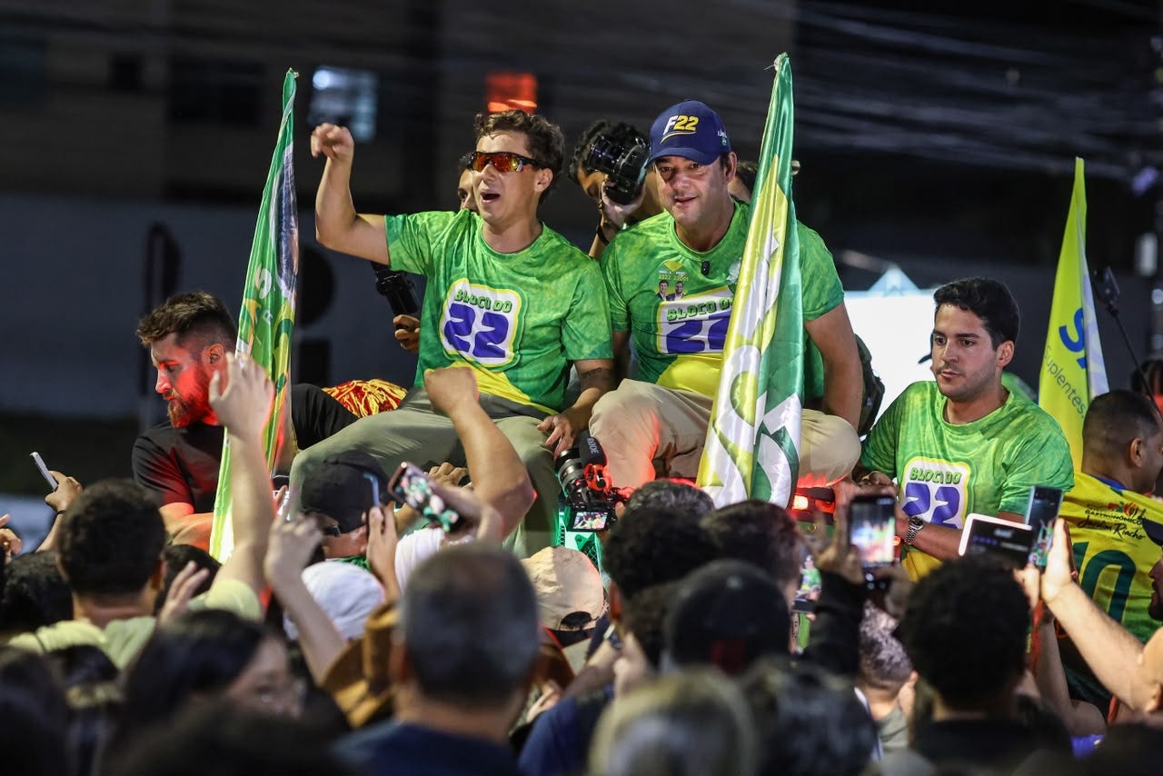 Nikolas Ferreira (PL) e Flávio Roscoe (PL) durante campanha em Contagem