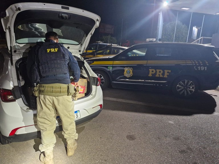 Polícia Rodoviária Federal abordou um Fiat Argo na altura do KM 355 da rodovia, onde estava o suspeito de 25 anos